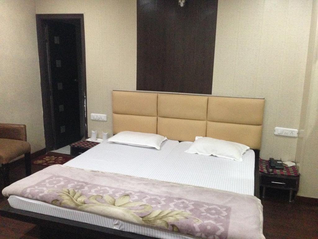Hotel Silver Stone Ludhiana Buitenkant foto