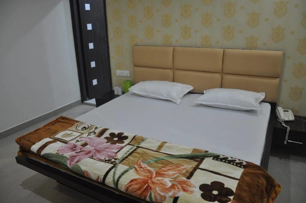 Hotel Silver Stone Ludhiana Buitenkant foto